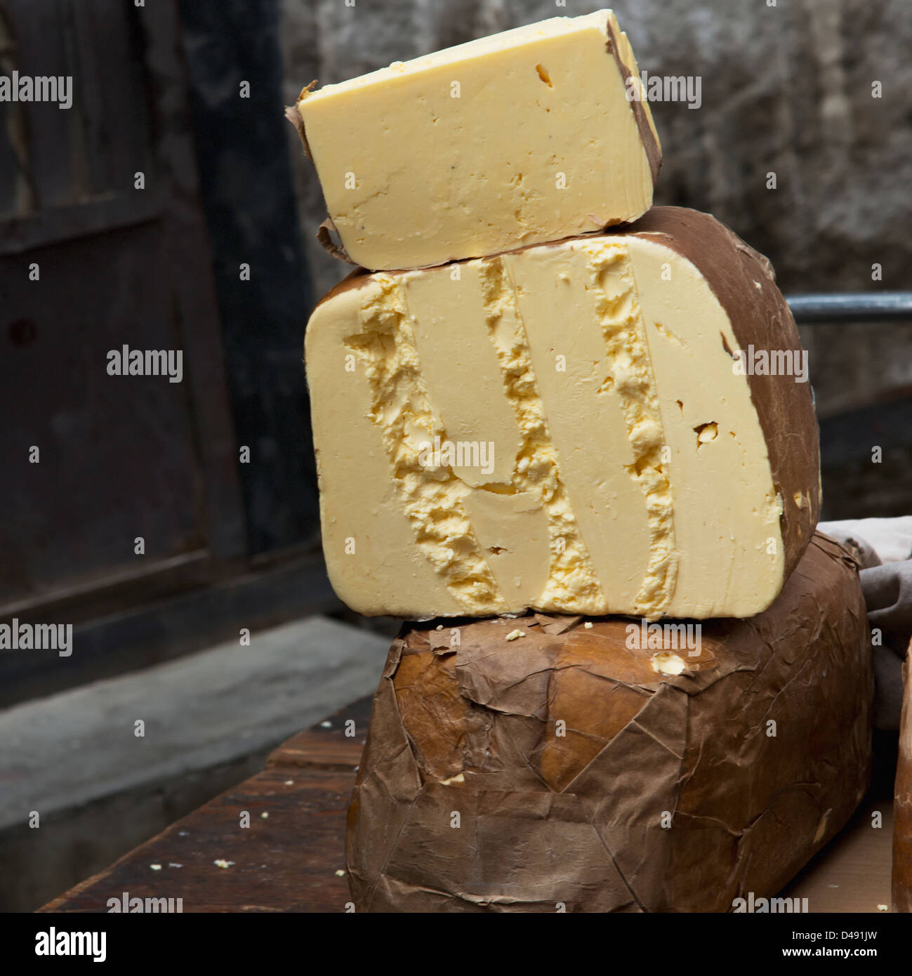 Les gros morceaux de fromage coupé et empilé;Lhasa xizang china Banque D'Images