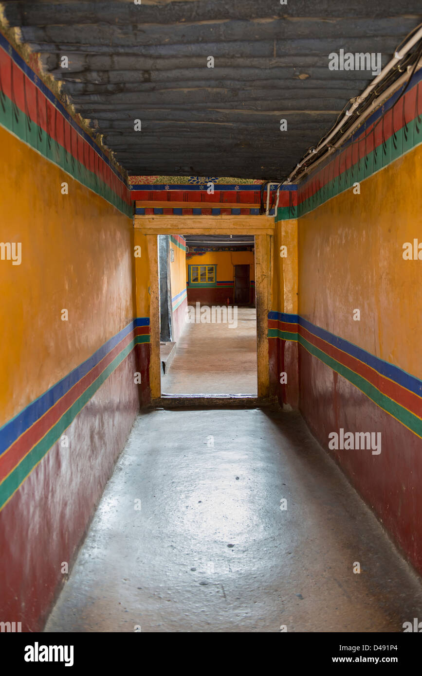 Rayures colorés peints sur les murs d'un couloir au temple de Jokhang;Lhasa xizang china Banque D'Images