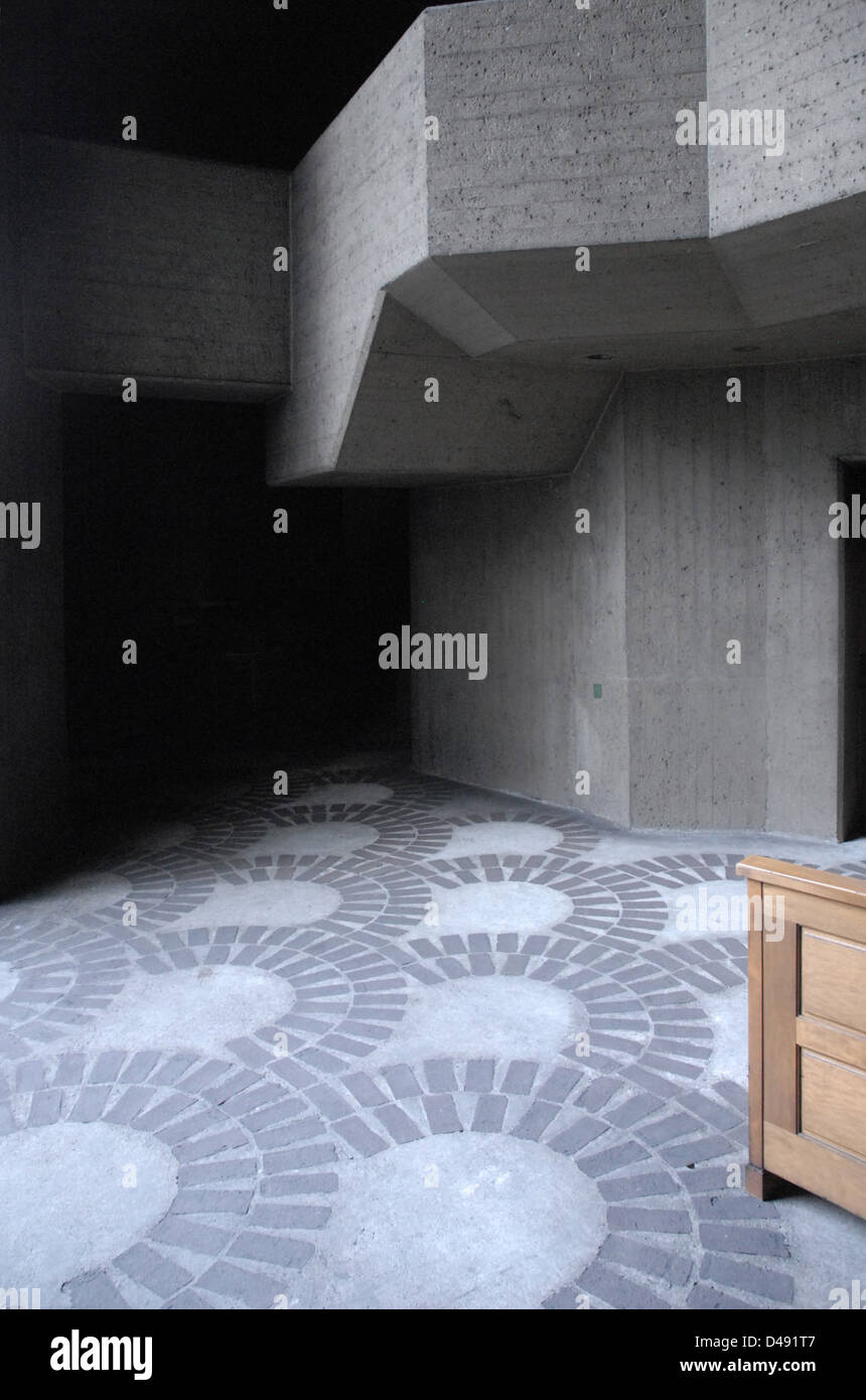 L'église de pèlerinage de Gottfried Böhm à Neviges, en Allemagne, construite entre 1963 et 1972, est un exemple frappant de l'architecture brutaliste. La conception de l'église présente des structures en béton audacieuses, des formes angulaires et une présence imposante dans son environnement naturel. Le travail de Böhm à Neviges est connu pour son utilisation expressive des matériaux et sa capacité à évoquer un sens spirituel à travers l'architecture. Banque D'Images