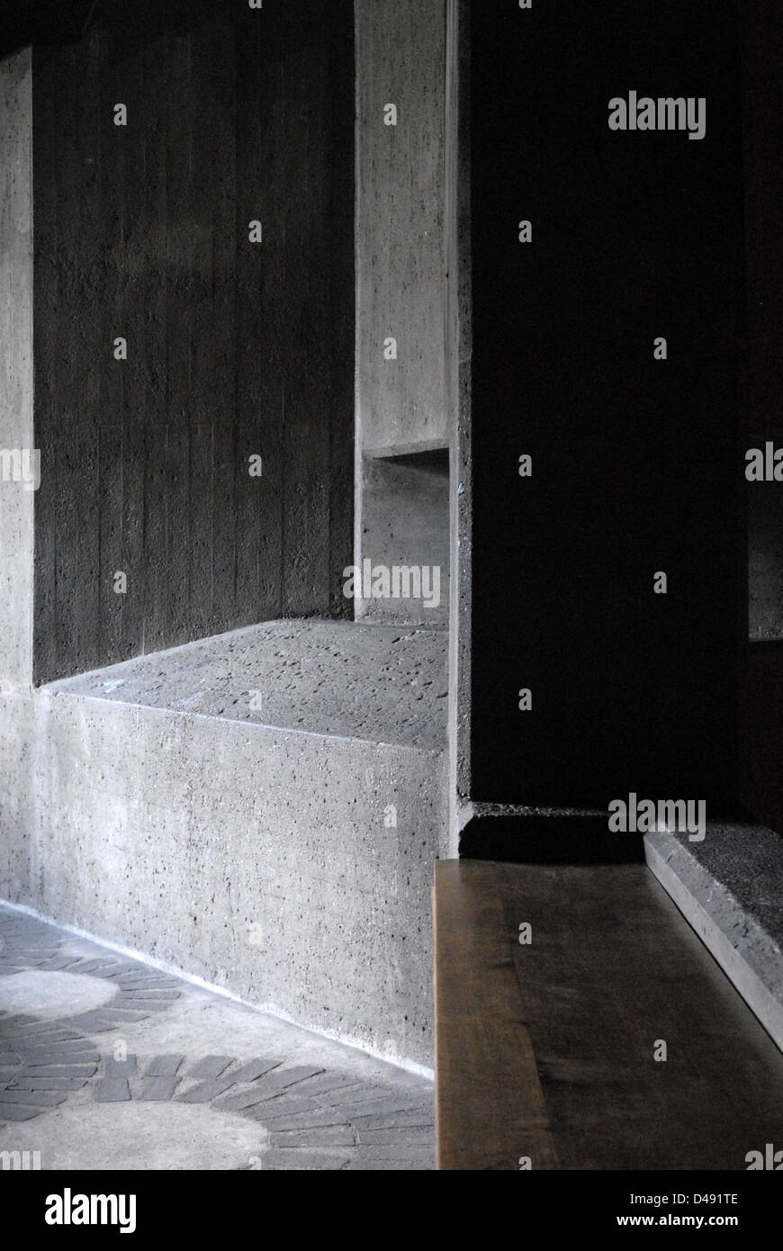 L’église de pèlerinage de Gottfried B HM à Neviges, construite entre 1963 et 1972, est un exemple frappant d’architecture brutaliste. Le design présente une structure conique unique avec béton apparent, mêlant modernisme et expressionnisme. Ses formes angulaires et sculpturales reflètent les thèmes spirituels et symboliques du pèlerinage. Banque D'Images