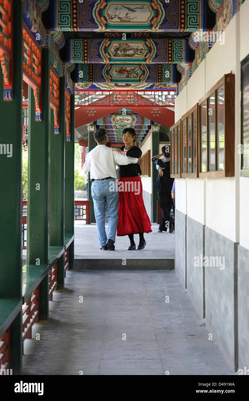 Des couples locaux salle de bal dansant sous un pavillon au Palais d'été à Beijing Banque D'Images