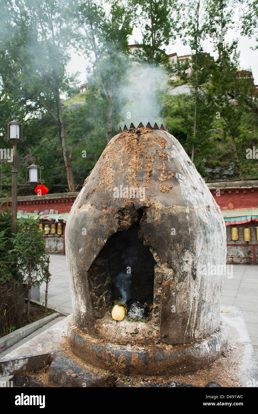 La fumée s'échappant d'une pierre ronde structure au palais du Potala;Lhasa xizang china Banque D'Images