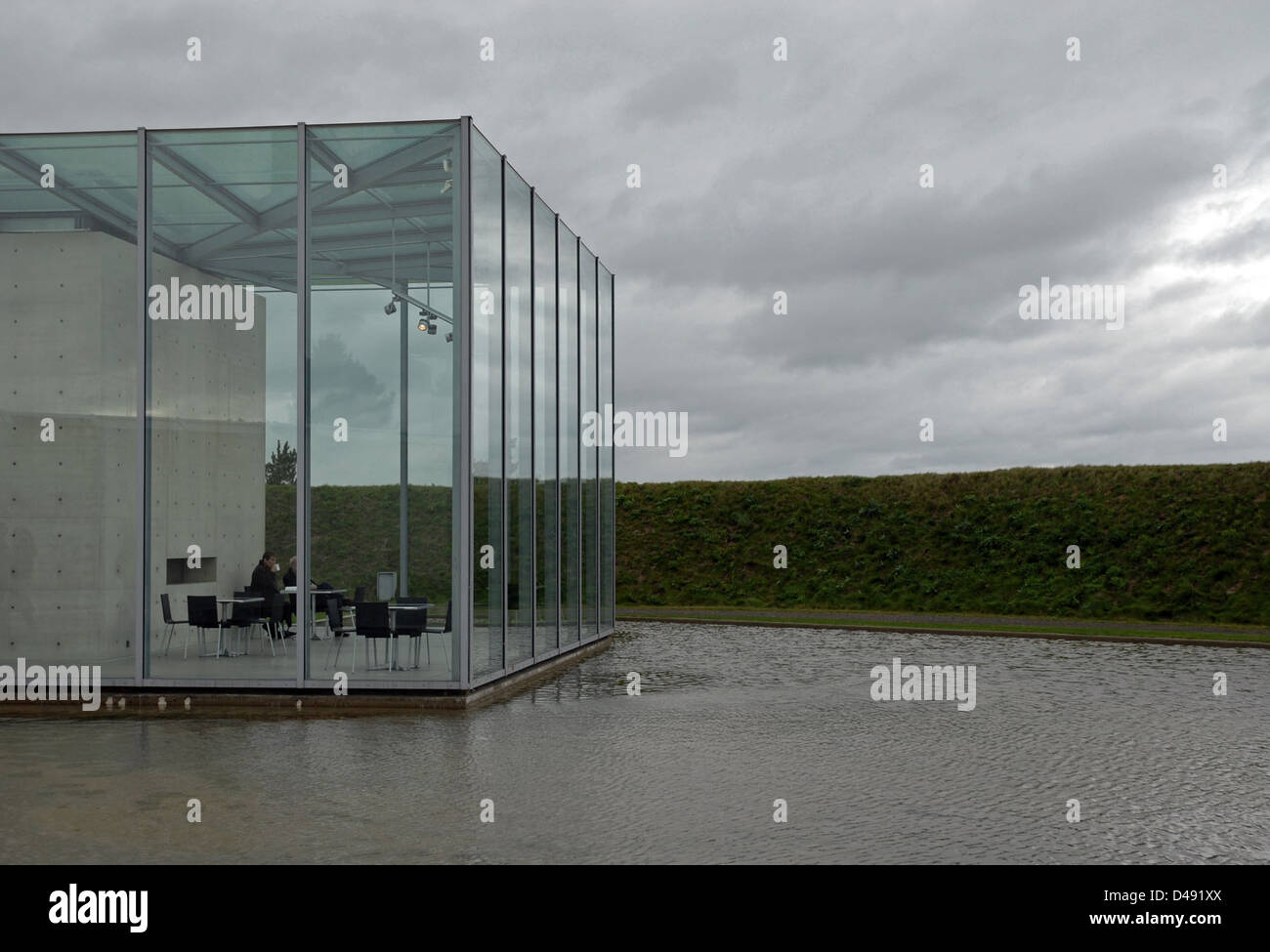La Fondation Langen, conçue par Tadao Ando en 2004, est un joyau architectural moderne situé en Allemagne. Il mélange béton, verre et minimalisme pour créer un espace serein et minimaliste. La fondation sert de musée, mettant en valeur le style caractéristique de jeu de lumière et d'ombre d'Ando, mettant l'accent sur la simplicité et un lien avec la nature. Banque D'Images