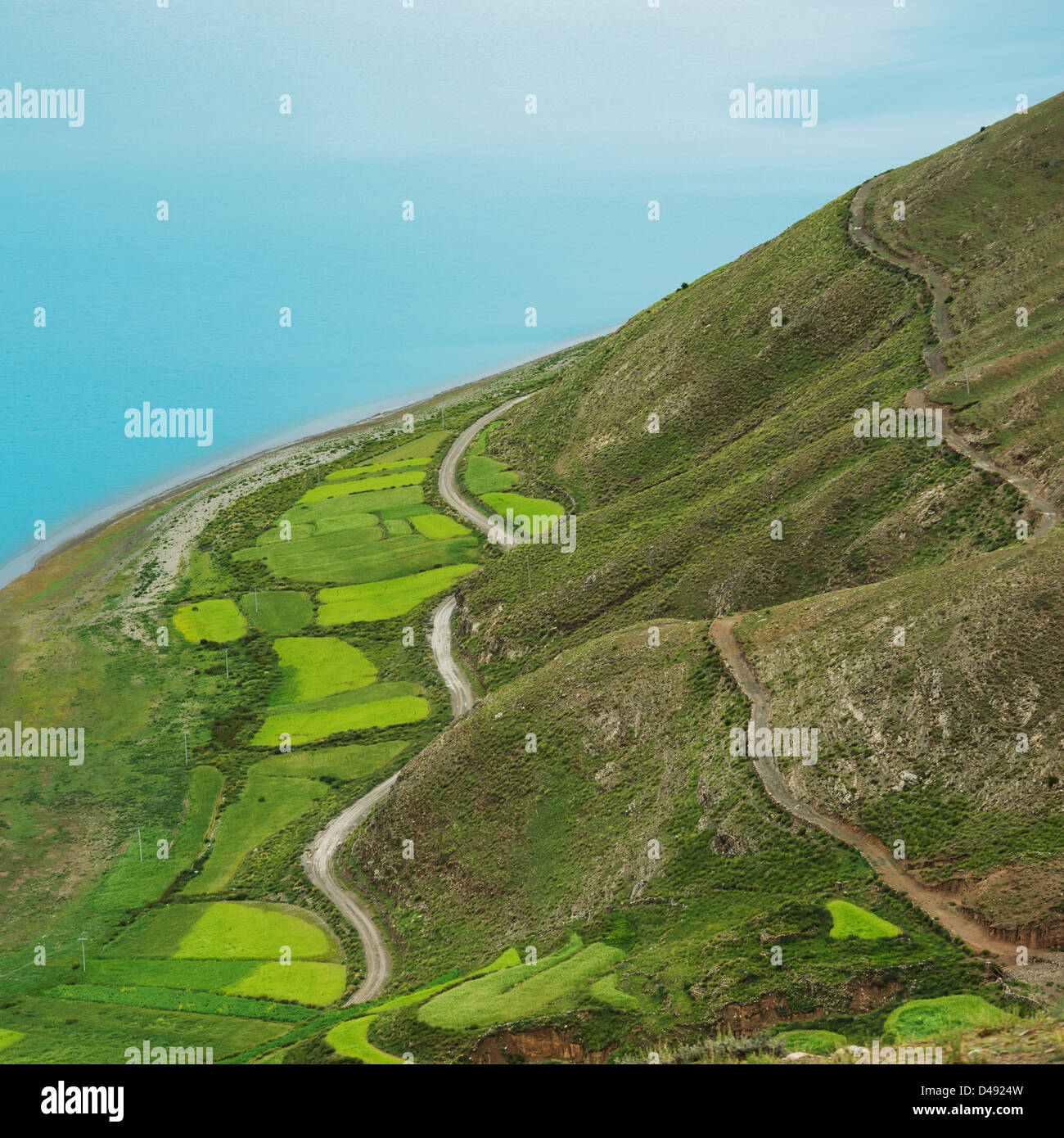 Vue aérienne du paysage de champs et d'une route à travers les collines;Shannan xizang china Banque D'Images