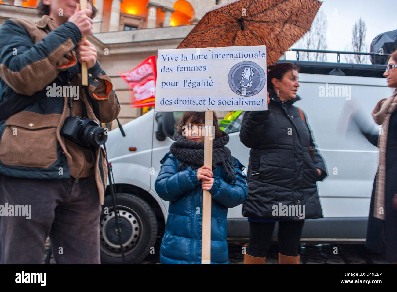 Paris, France.8th mars, des groupes de féministes françaises défilent dans la démonstration annuelle de la Journée internationale de la femme.Manifestation de la jeune fille Sign on Street, manifestation familiale, participation politique des jeunes Banque D'Images