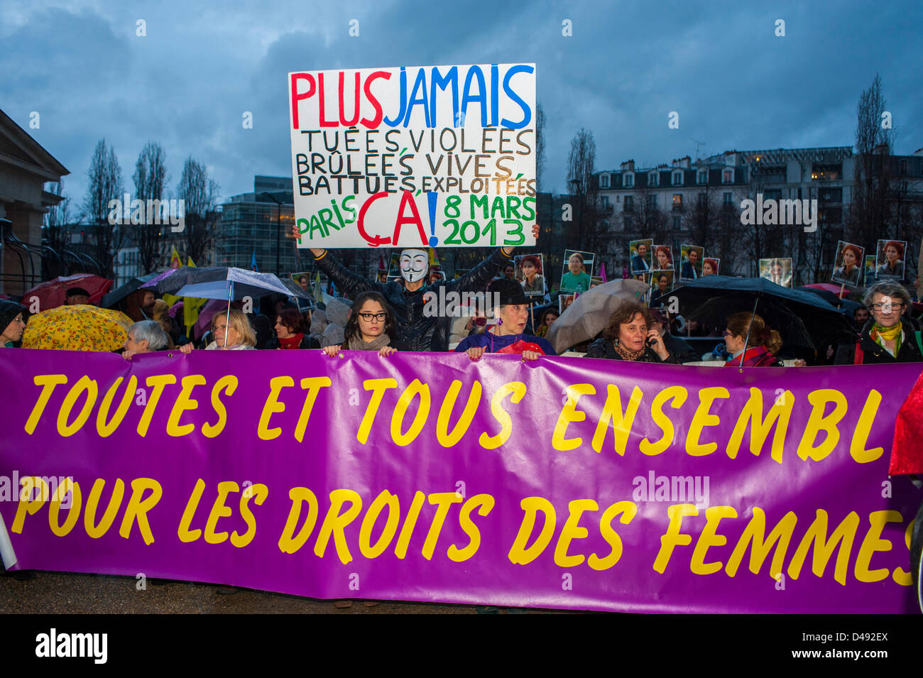Paris, France. Le 8 mars, des groupes de féministes françaises défilent lors de la manifestation annuelle de la Journée internationale de la femme. Organisation de manifestations et de bannières, marche pour les droits des femmes à l'égalité Banque D'Images