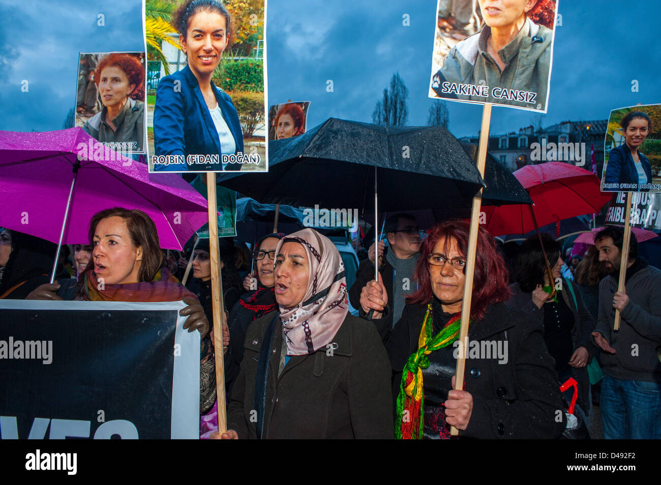 Paris, France. 8 mars, groupes féministes arabes, les femmes défilant avec des signes de protestation, défilant dans la manifestation annuelle de la Journée internationale de la femme, manifestations activistes des droits de l'homme, égalité des femmes, immigrants internationaux, protestant les droits des femmes mars Banque D'Images