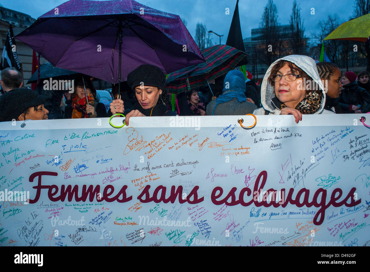 Paris, France. 8 mars groupes féministes français défilant dans la manifestation annuelle de la Journée internationale de la femme, manifestations, femmes tenant des bannières de protestation. Activistes des droits de l'homme "femmes sans esclaves", marche pour l'égalité des droits des femmes, slogans de justice sociale, signes d'autonomisation des femmes Banque D'Images