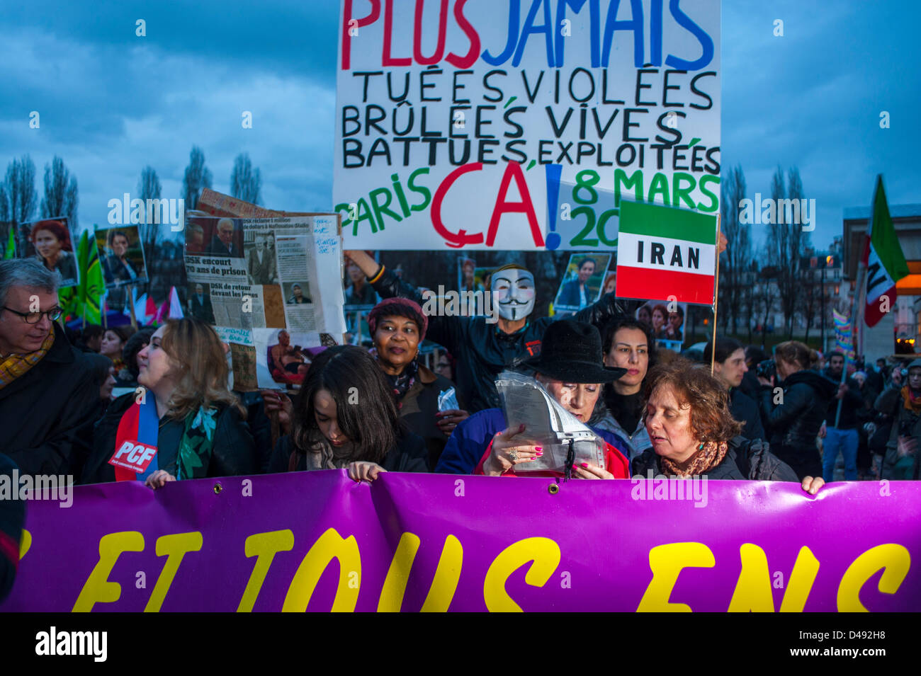 Paris, France. Le 8 mars, des groupes féministes français tiennent des panneaux de protestation, lors de la manifestation annuelle de la Journée internationale de la femme, manifestations, égalité des droits des femmes le 8 mars, slogans de justice sociale, défilent des femmes Banque D'Images