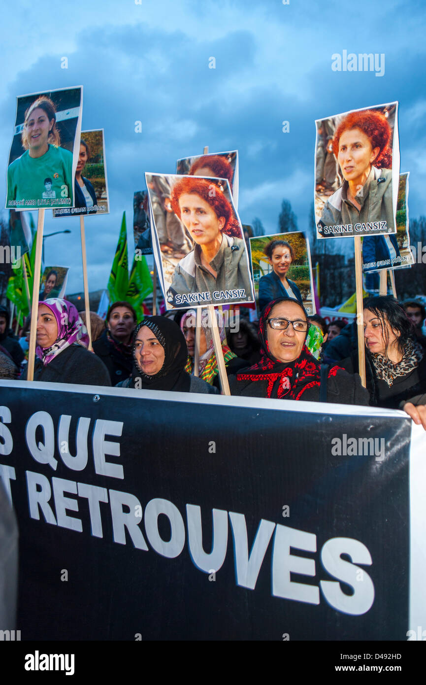 Paris, France. Des groupes féministes français foule marching in Annual International Woman's Day manifestation. Holding pancartes et bannières Banque D'Images