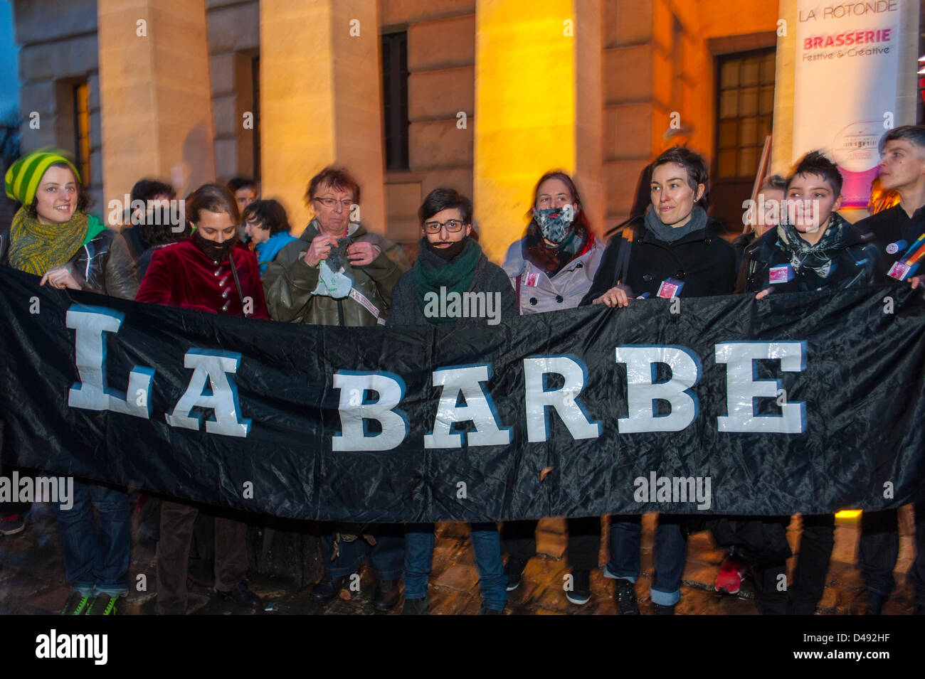 Paris, France. Le 8 mars, les féministes françaises, Groupe 'La Barbe', tenue en bannière de protestation internationale annuelle de la Journée de la femme manifestation. sexes les femmes Banque D'Images