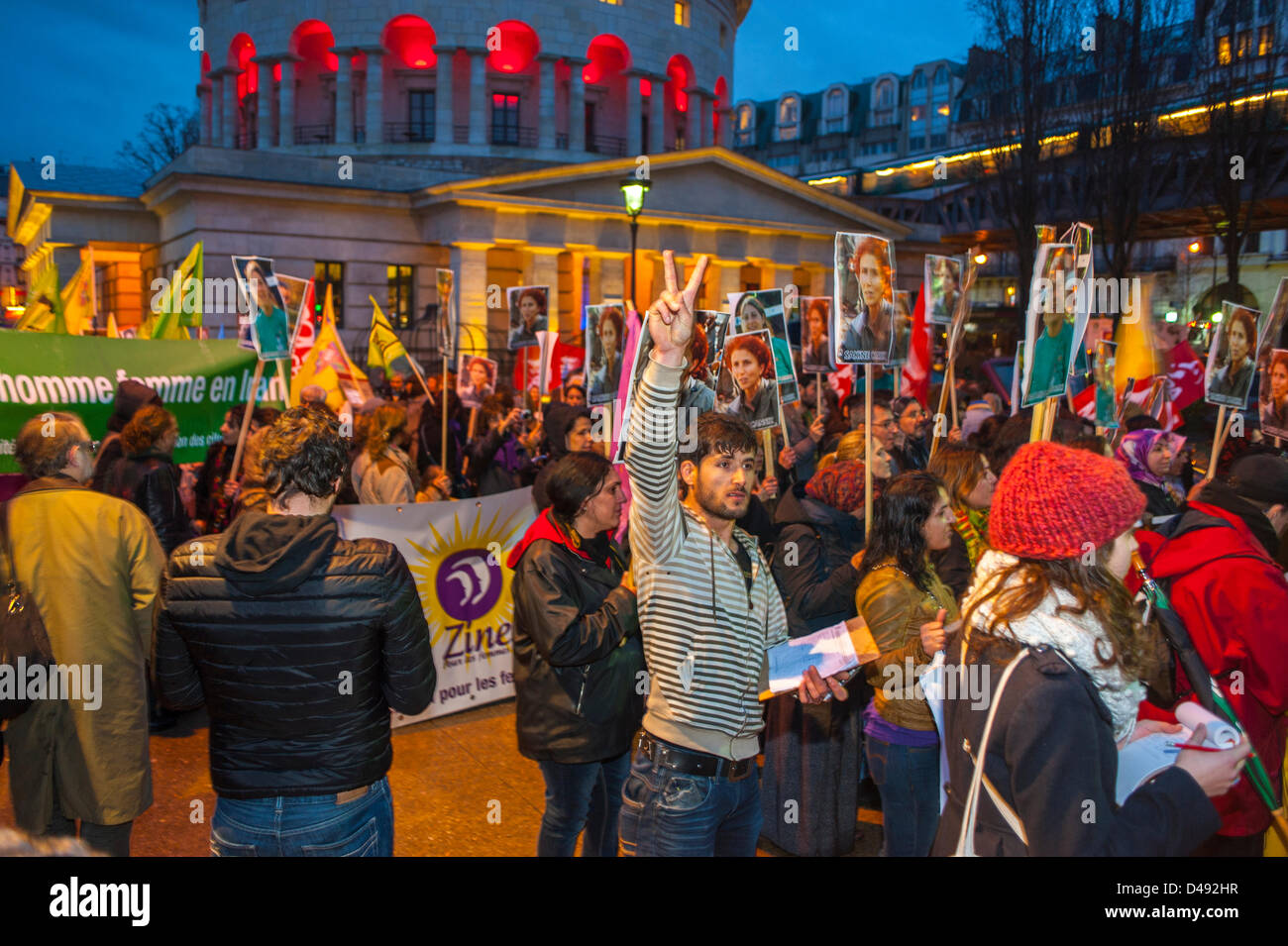 Paris, France. Le 8 mars, des groupes de protestation féministes françaises défilent lors de la manifestation annuelle de la Journée internationale de la femme. L'homme faisant la paix signe dans la foule les militants des droits de l'homme protestant contre les droits des femmes Banque D'Images