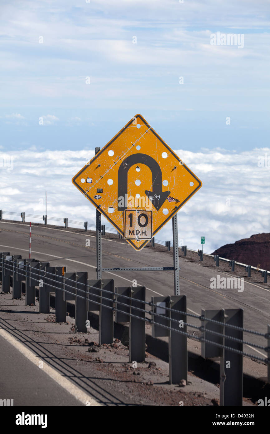 La route vers le sommet du complexe le Mauna Kea à Hawaii fait un certain nombre de virages en épingle, la Big Island, Hawaii, USA Banque D'Images