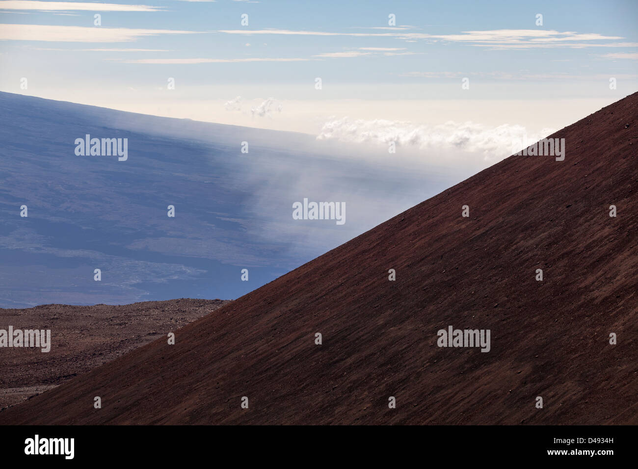 Vue d'un ancien cratère de volcan vu de Mauna Kea, Hawaii, USA. Banque D'Images