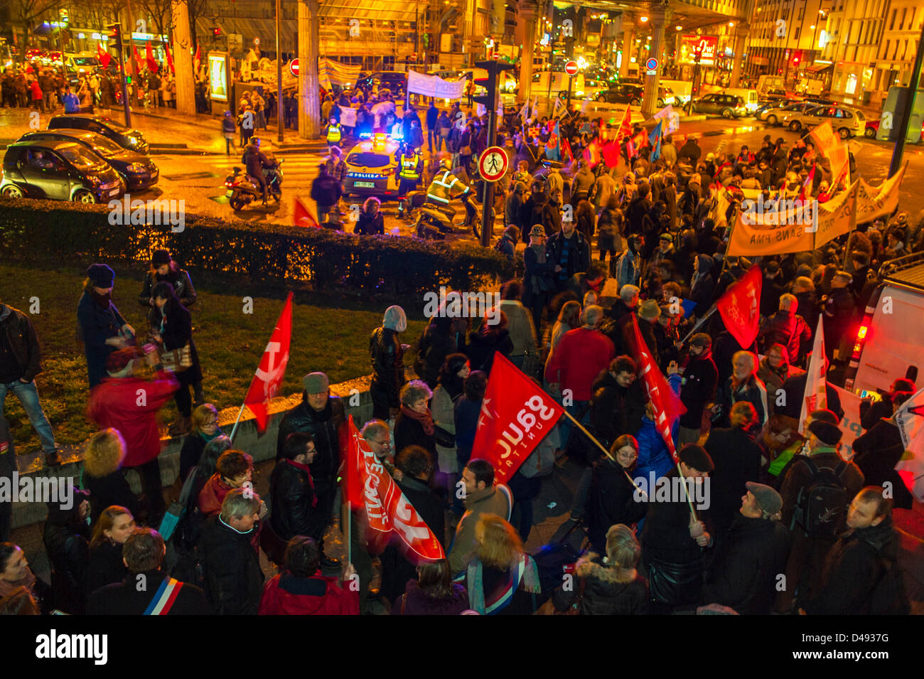 Paris, France. 8th mars les groupes de féministes françaises, les foules, défilant dans la manifestation de la Journée internationale de la femme. High angle, protestation de foule, Stalingrad Banque D'Images