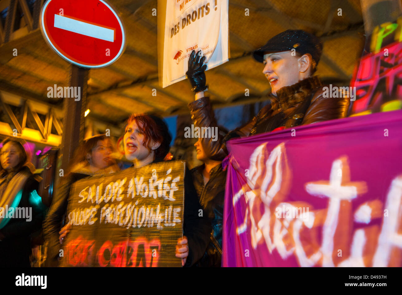 Paris, France. 8 mars les féministes françaises des groupes marching in Woman's Day annuel de démonstration. © Directphoto.org Banque D'Images