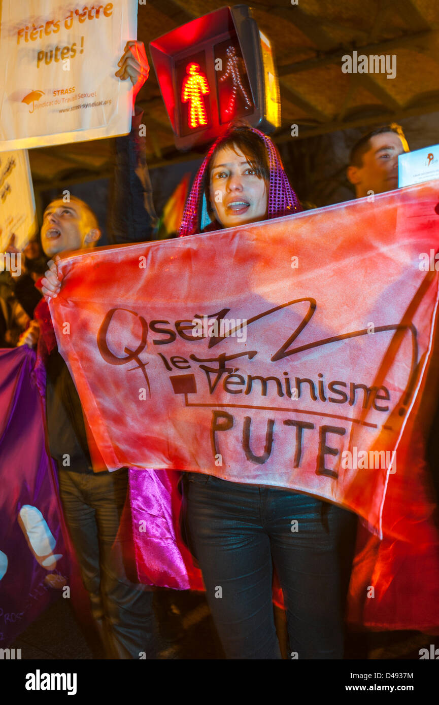 Paris, France. 8 mars ; groupes de féministes françaises 8 mars à la Journée internationale des droits de la femme manifestation, manifestations, militante tenant le panneau de protestation « osez le féminisme » ONG Banque D'Images