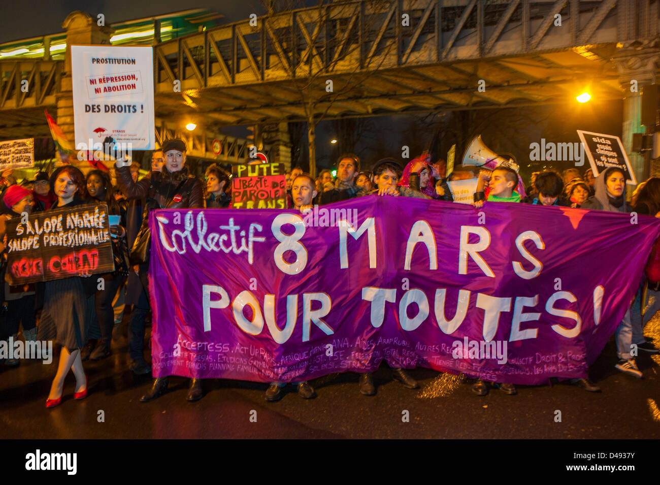 Paris, France. Des groupes de féministes françaises défilent lors de la manifestation de la Journée internationale de la femme. 8 mars, foule tenant des panneaux de protestation, bannière, journée des droits des femmes pour l'égalité, panneaux d'autonomisation des femmes Banque D'Images