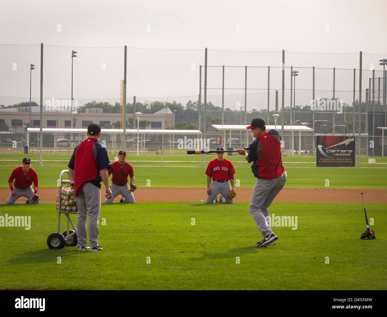Red Sox de Boston pratique infielders attraper un ballon au sol lors d'un matin la pratique au Fenway South de Fort Myers, Floride Banque D'Images