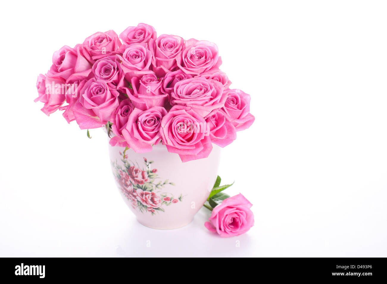 Roses roses dans un vase isolé sur fond blanc Banque D'Images