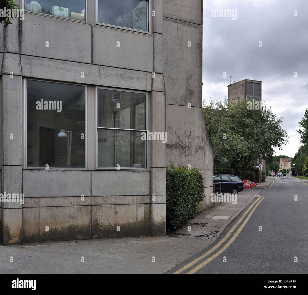 Le second Arts Building, conçu par Peter et Alison Smithson à l'Université de Bath, a été achevé entre 1979 et 1981. Connu pour son style moderniste, il présente des lignes épurées, des structures en béton et un design fonctionnel, reflétant l'approche des Smithsons en matière d'architecture qui met l'accent sur l'ouverture et l'intégration d'espaces à usage académique. Banque D'Images