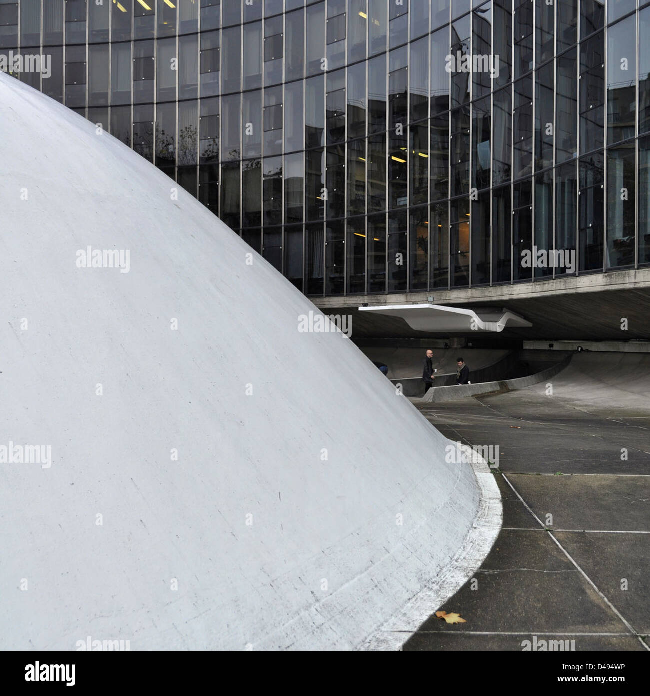 Le siège du Parti communiste français à Paris, conçu par Oscar Niemeyer, est un exemple de l'architecture moderniste. Achevé entre 1965 et 1971, il présente des murs en béton courbés et une forme sculpturale audacieuse. Le design intègre un mur-rideau distinctif et une entrée qui reflètent le style caractéristique de Niemeyer, mettant l'accent sur la simplicité et l'élégance fonctionnelle. Banque D'Images