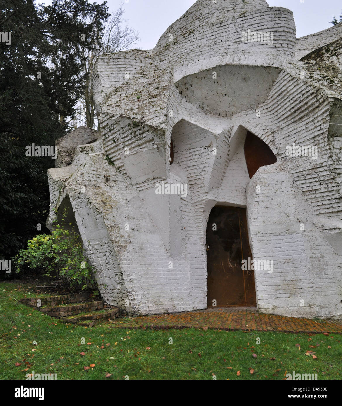 Sculpture-habitat 2 d’André bloc, achevée en 1964 à Meudon, Paris, combine sculpture et architecture. Cette structure unique reflète la vision de bloc de l’art en tant que partie intégrante des espaces de vie, mêlant éléments modernistes et formes sculpturales. Banque D'Images