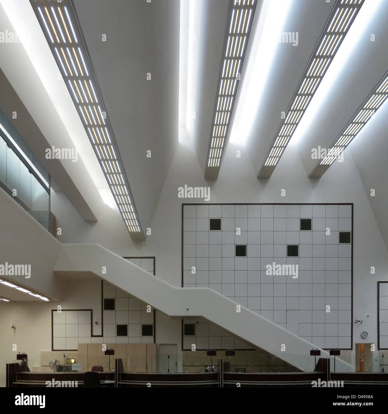 Le design de Jørn Utzon pour la banque Melli à Téhéran, créé entre 1959 et 1962, illustre son style moderniste avec l'utilisation du béton et du design minimaliste. La salle bancaire met l'accent sur la fonctionnalité et la simplicité, intégrant des éléments du patrimoine architectural persan tout en reflétant la vision architecturale globale d'Utzon. Banque D'Images