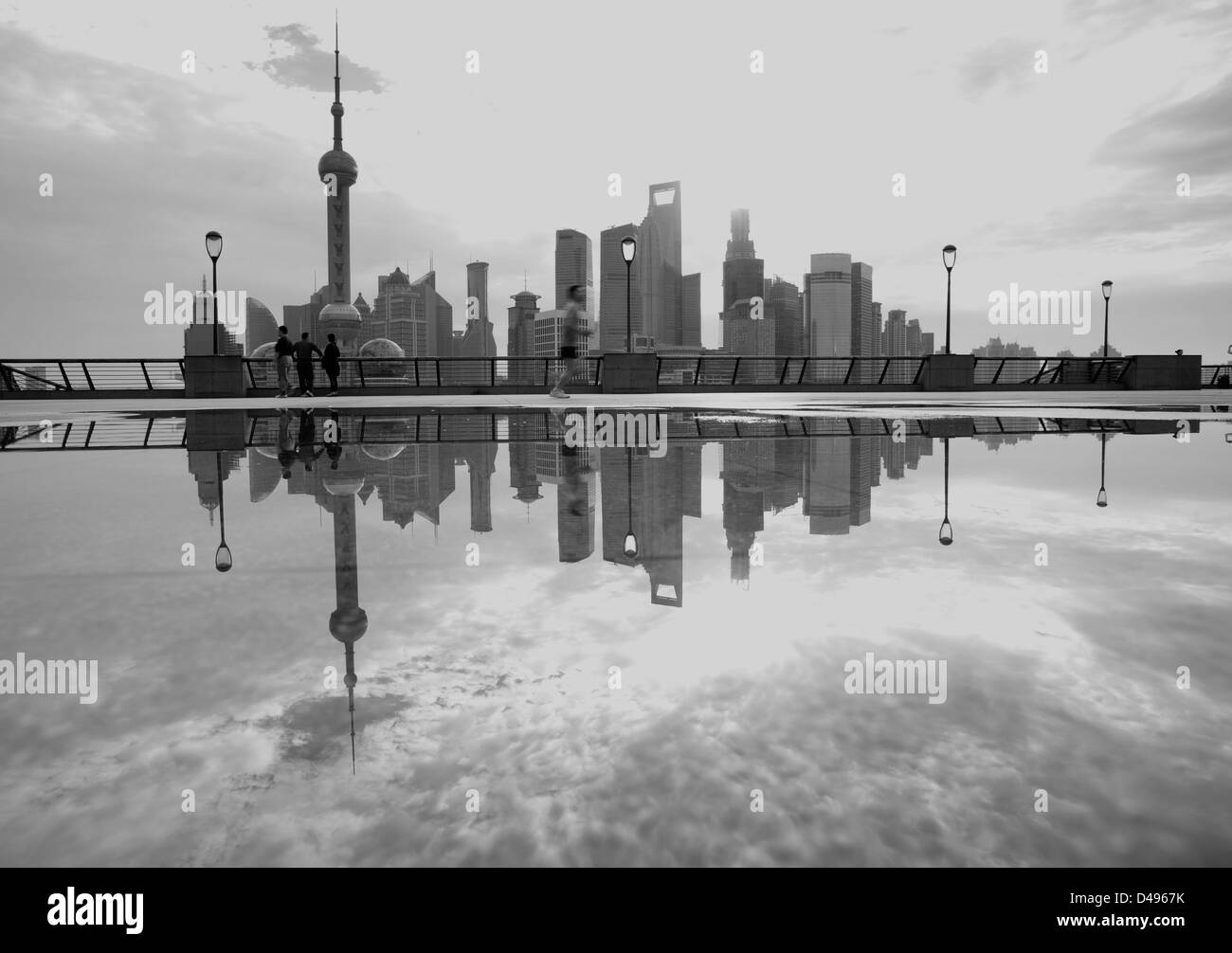 Shanghai matin,des gens courir sur le bund avec reflet dans l'eau Banque D'Images