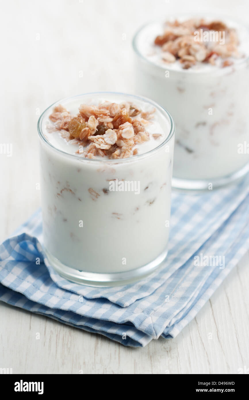 Yaourt frais naturel et du muesli dans un verre Banque D'Images