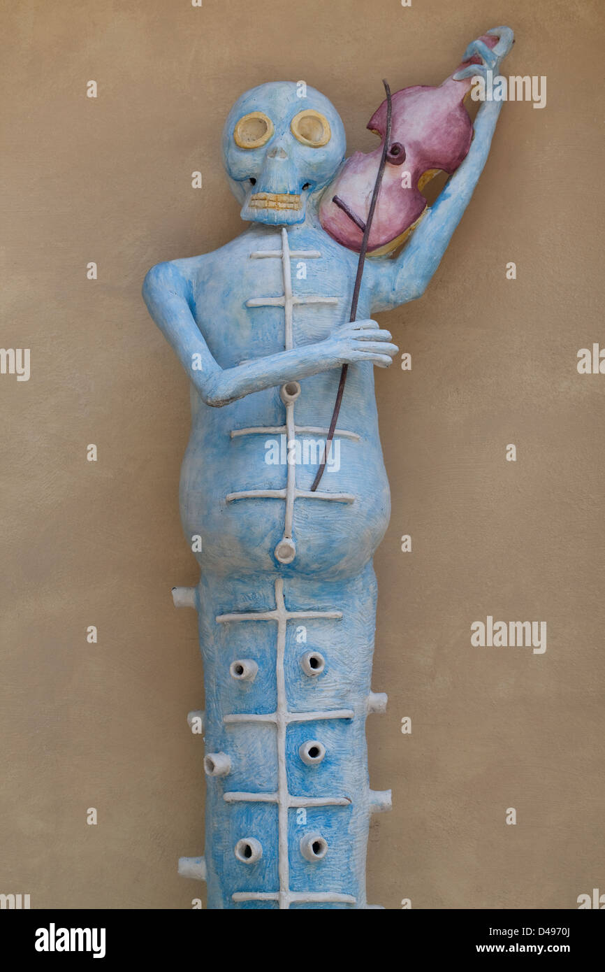Sculpture en céramique de skeleton playing Un violon sur l'affichage pour le Jour des Morts, Oaxaca, Mexique. Banque D'Images