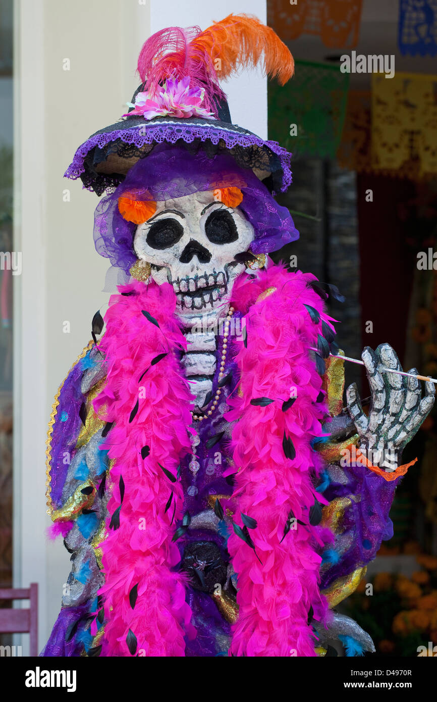 Habillée sur squelette afficher dans la cour intérieure pour le jour de la fête des morts, Oaxaca, Mexique. Banque D'Images