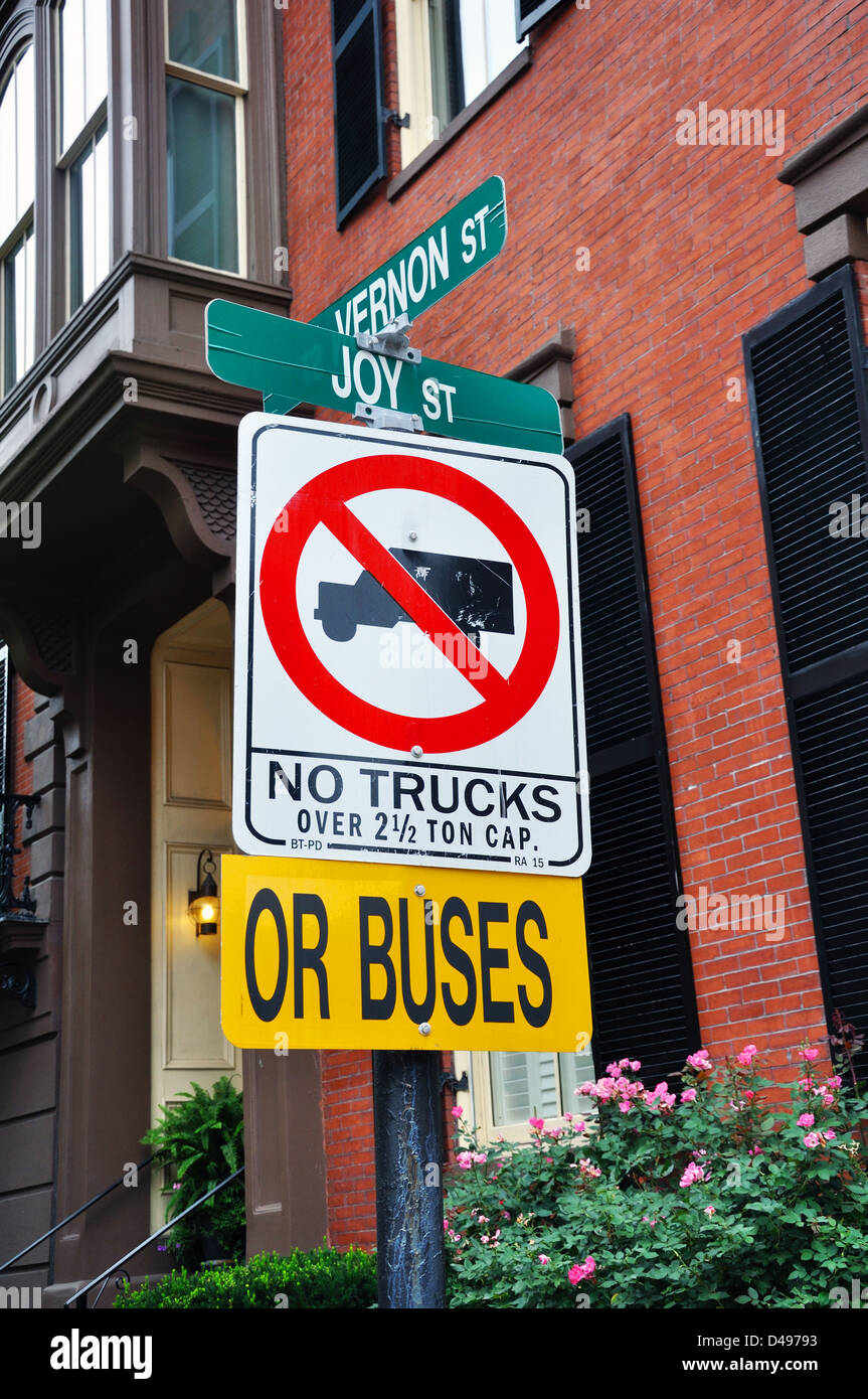 Street sign interdisant l'entrée de camions ou d'autobus Banque D'Images Street sign interdisant l'entrée de camions ou d'autobus Banque D'Images
