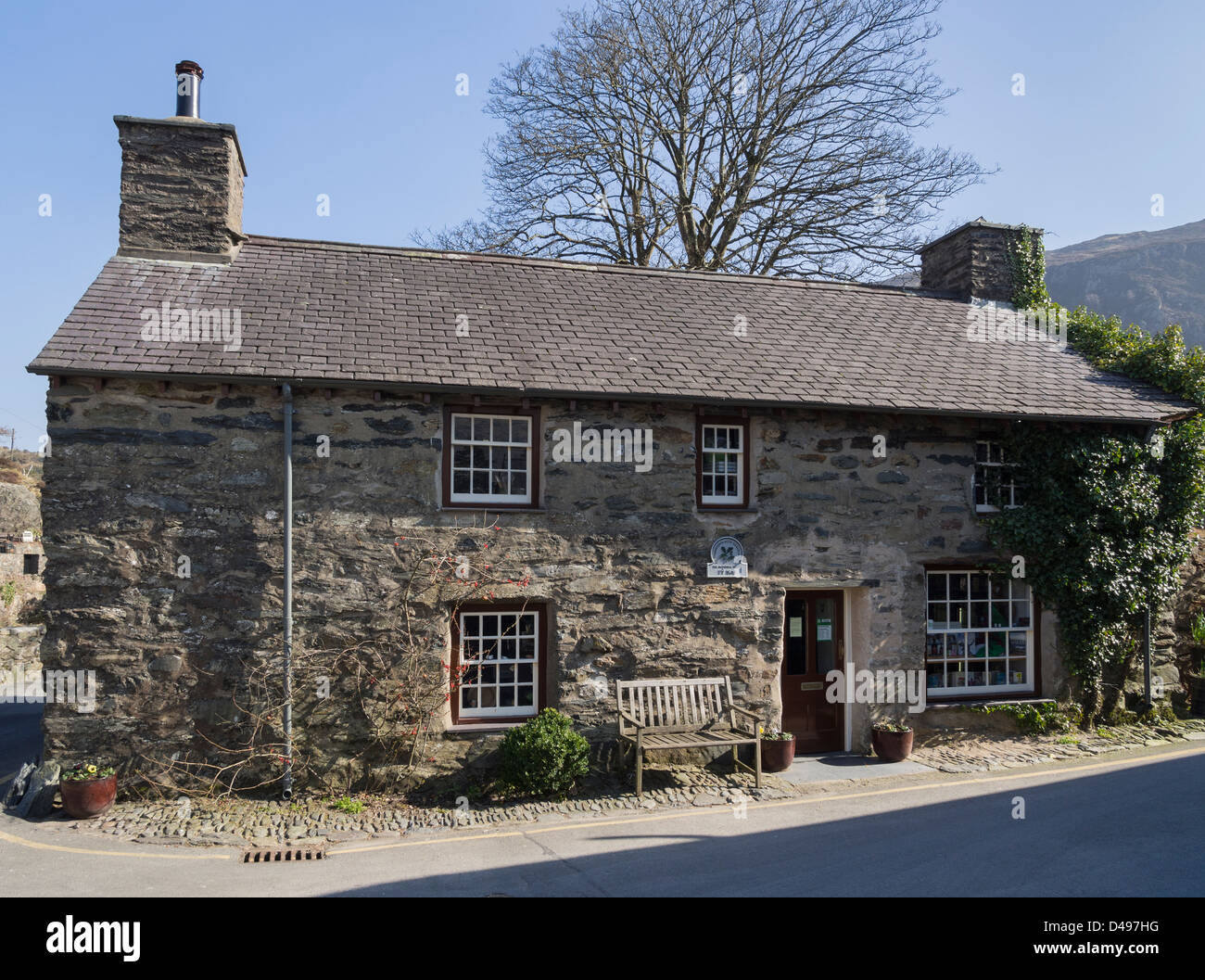 Ancienne maison gallois traditionnel du 17ème siècle, la FIAS un logement Ty maintenant boutique et exposition, est plus vieux bâtiment dans le pays de Galles, Royaume-Uni, de Beddgelert Banque D'Images