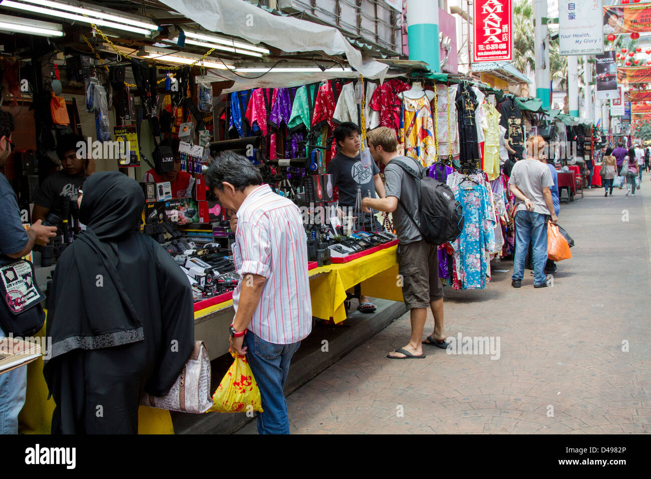 Les gens de shopping dans le marché de Chinatown Kuala Lumpur Banque D'Images