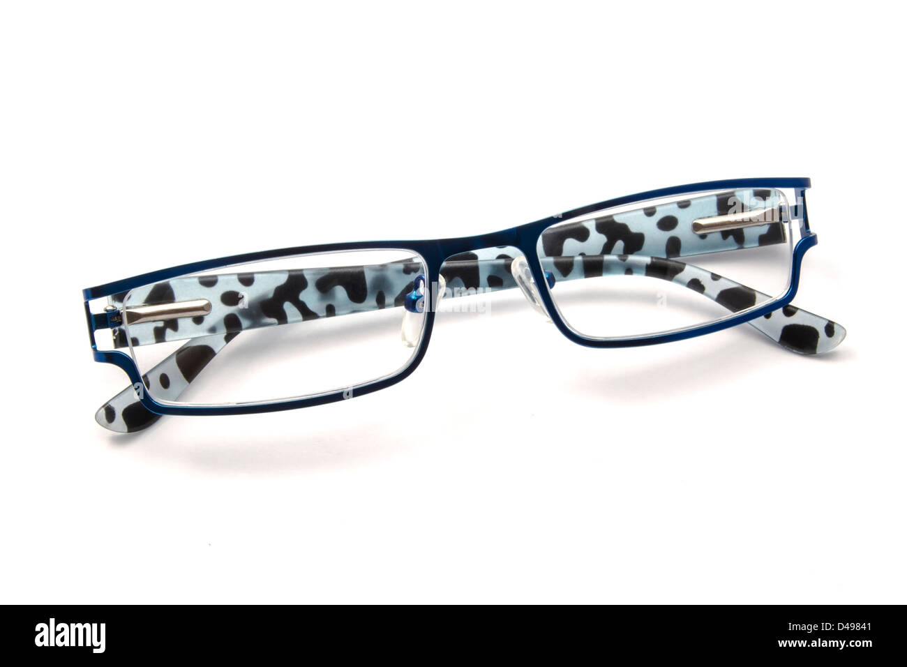 Lunettes bleu sur fond blanc gros plan Banque D'Images