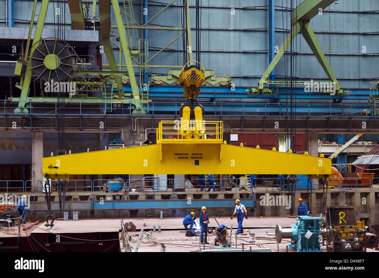 Papenburg, Allemagne, Meyer Werft GmbH, un employé de la chantier Meyer dans un bâtiment au toit de dock Banque D'Images