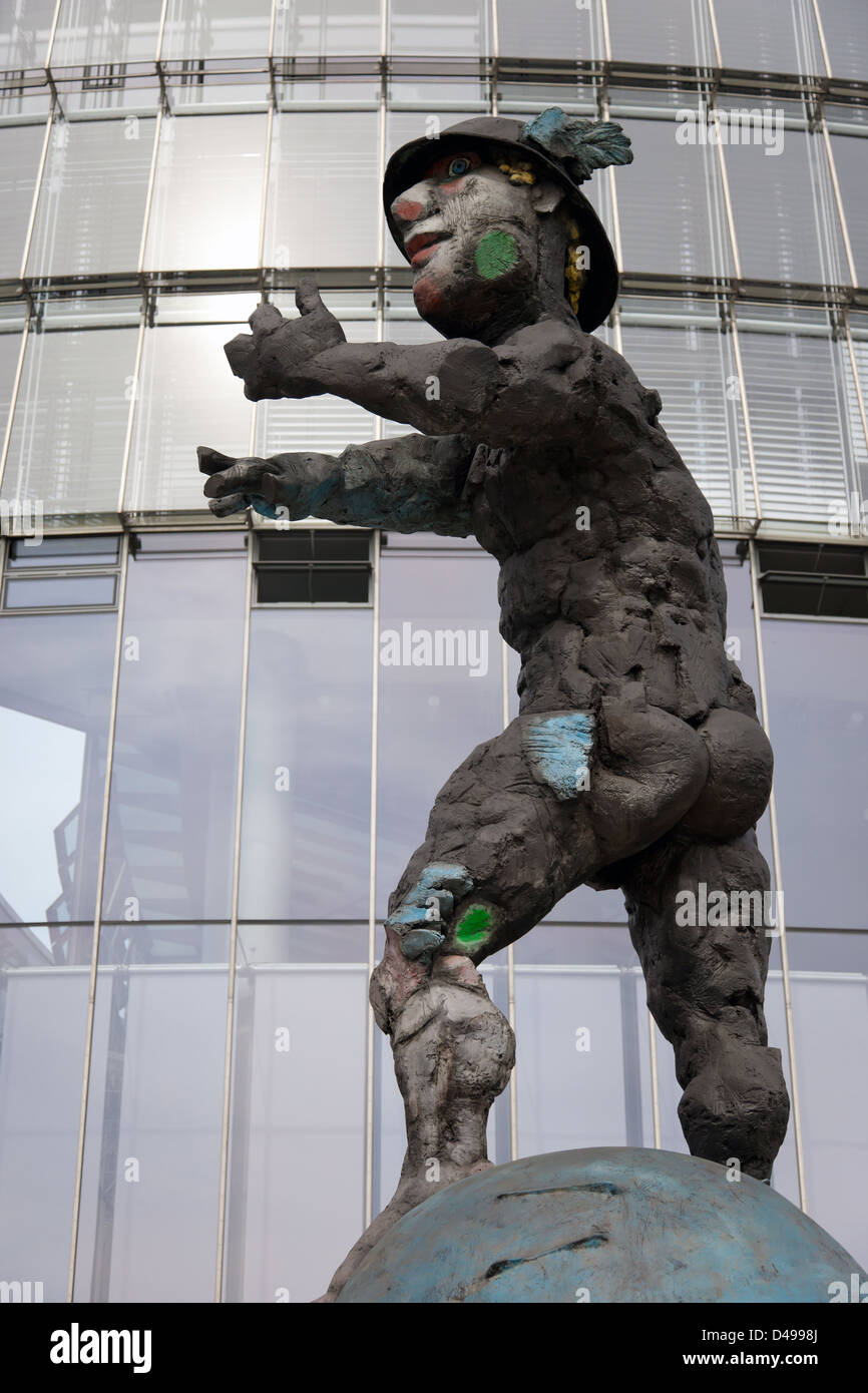Bonn, Allemagne, statue du dieu Mercure par Markus Luepertz sur Post Tower Banque D'Images