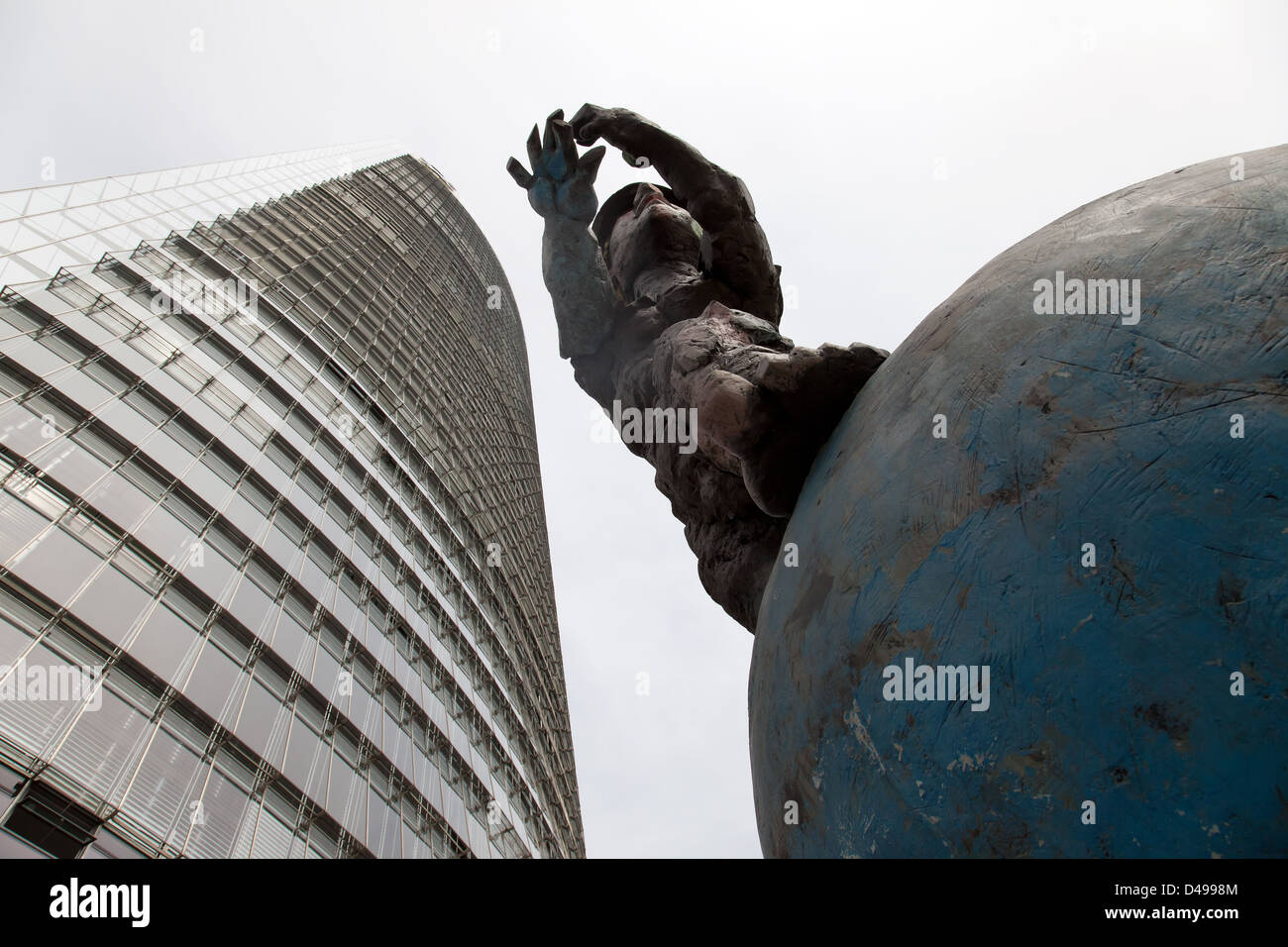 Bonn, Allemagne, statue du dieu Mercure par Markus Luepertz sur Post Tower Banque D'Images