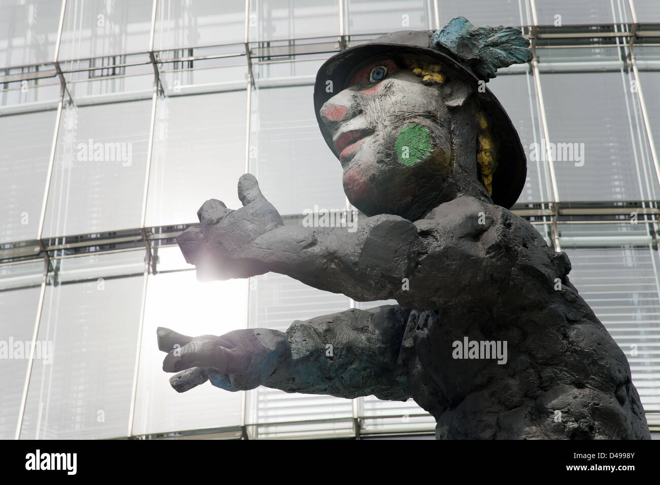 Bonn, Allemagne, statue du dieu Mercure par Markus Luepertz sur Post Tower Banque D'Images