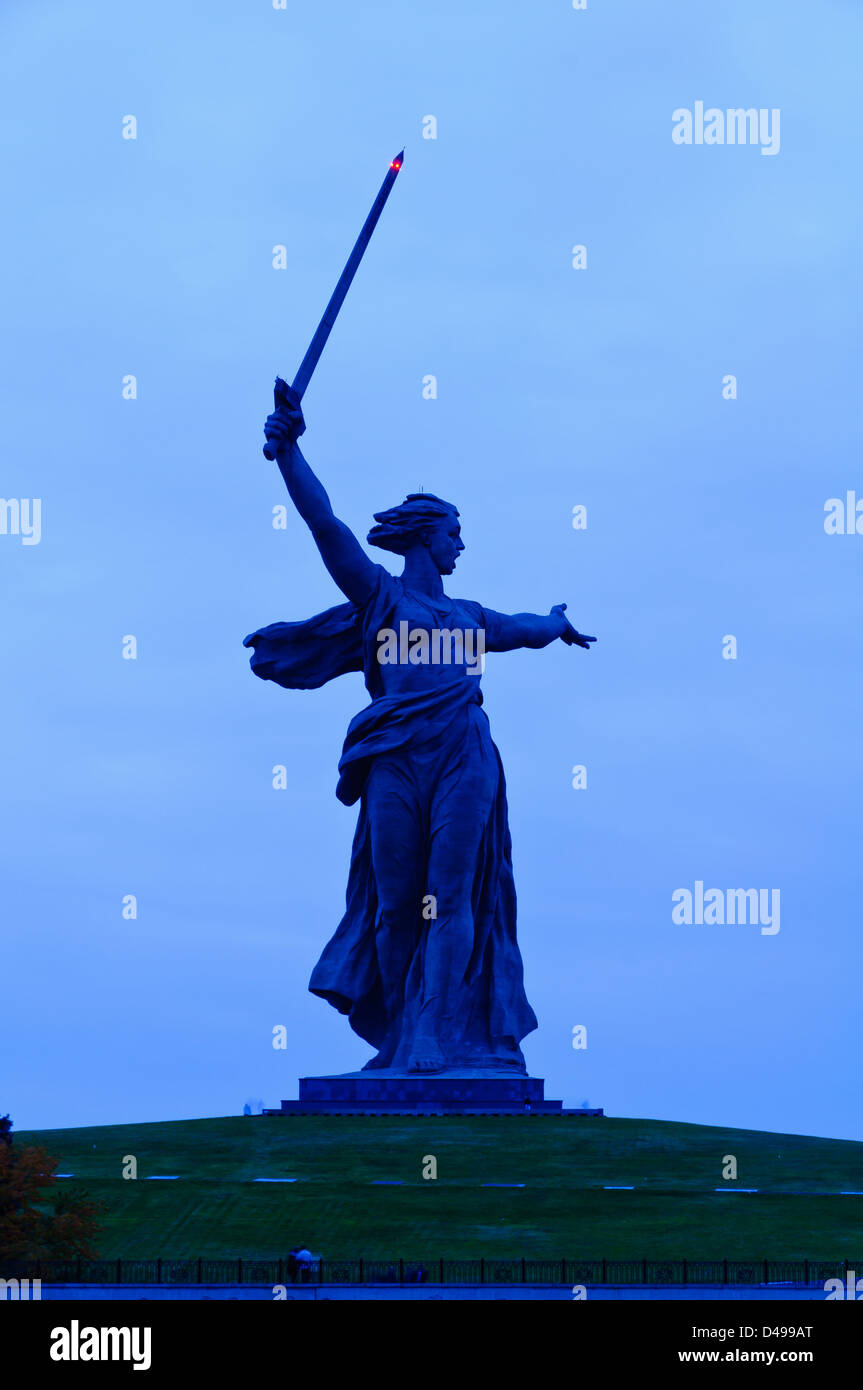Les appels de la mère patrie (Mamaïev) monument à Volgograd, Russie, la nuit Banque D'Images Les appels de la mère patrie (Mamaïev) monument à Volgograd, Russie, la nuit Banque D'Images