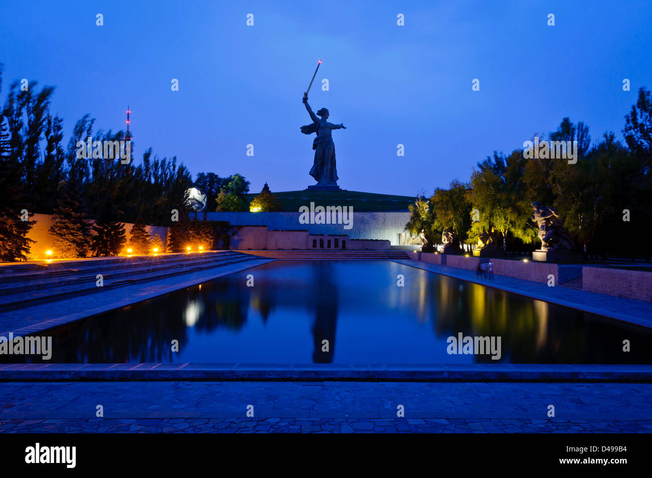 Les appels de la mère patrie (Mamaïev) monument à Volgograd, Russie, la nuit Banque D'Images Les appels de la mère patrie (Mamaïev) monument à Volgograd, Russie, la nuit Banque D'Images