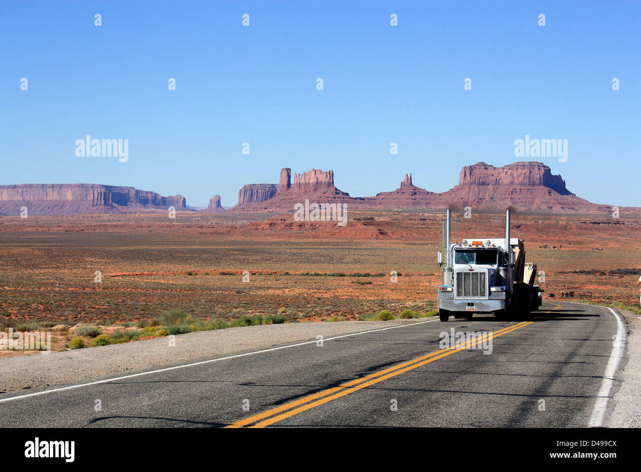 Chariot sur Monument Valley, Scenic Byway US163, Utah Arizona Frontière, United States Banque D'Images