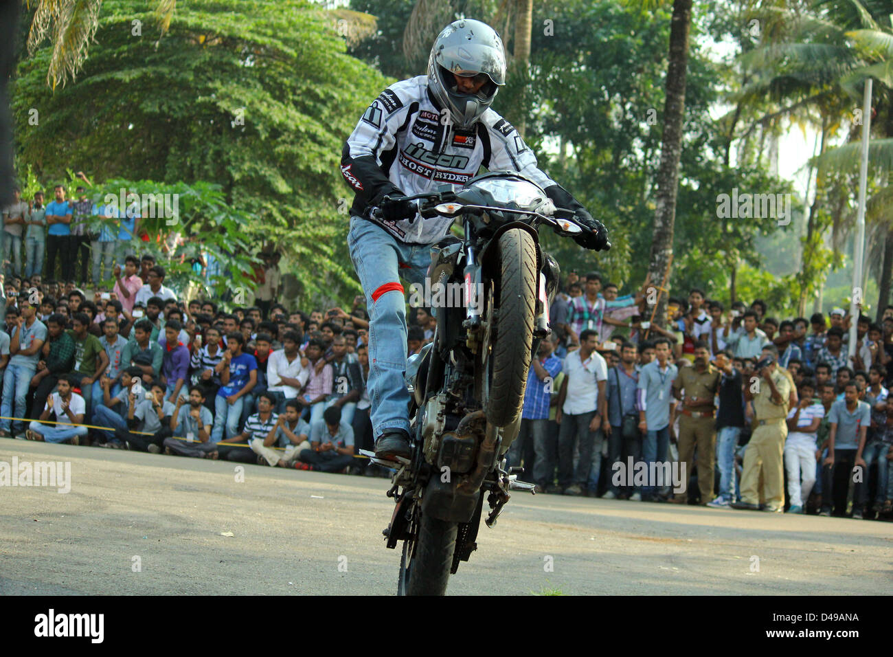 En fonction de la scène RYDERZ Kerala ghost bike stunts Banque D'Images
