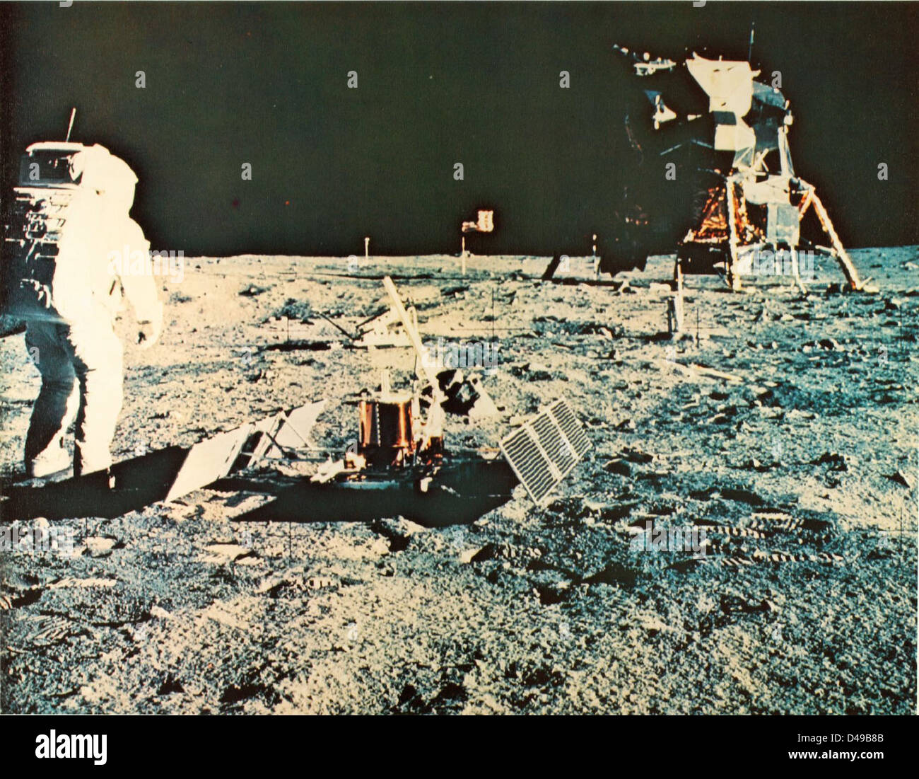 L'astronaute d'Apollo 11 Buzz Aldrin se tient sur la Lune lors du premier atterrissage lunaire habité historique le 20 juillet 1969. Sa marche a marqué une étape importante dans l'exploration spatiale humaine. Banque D'Images