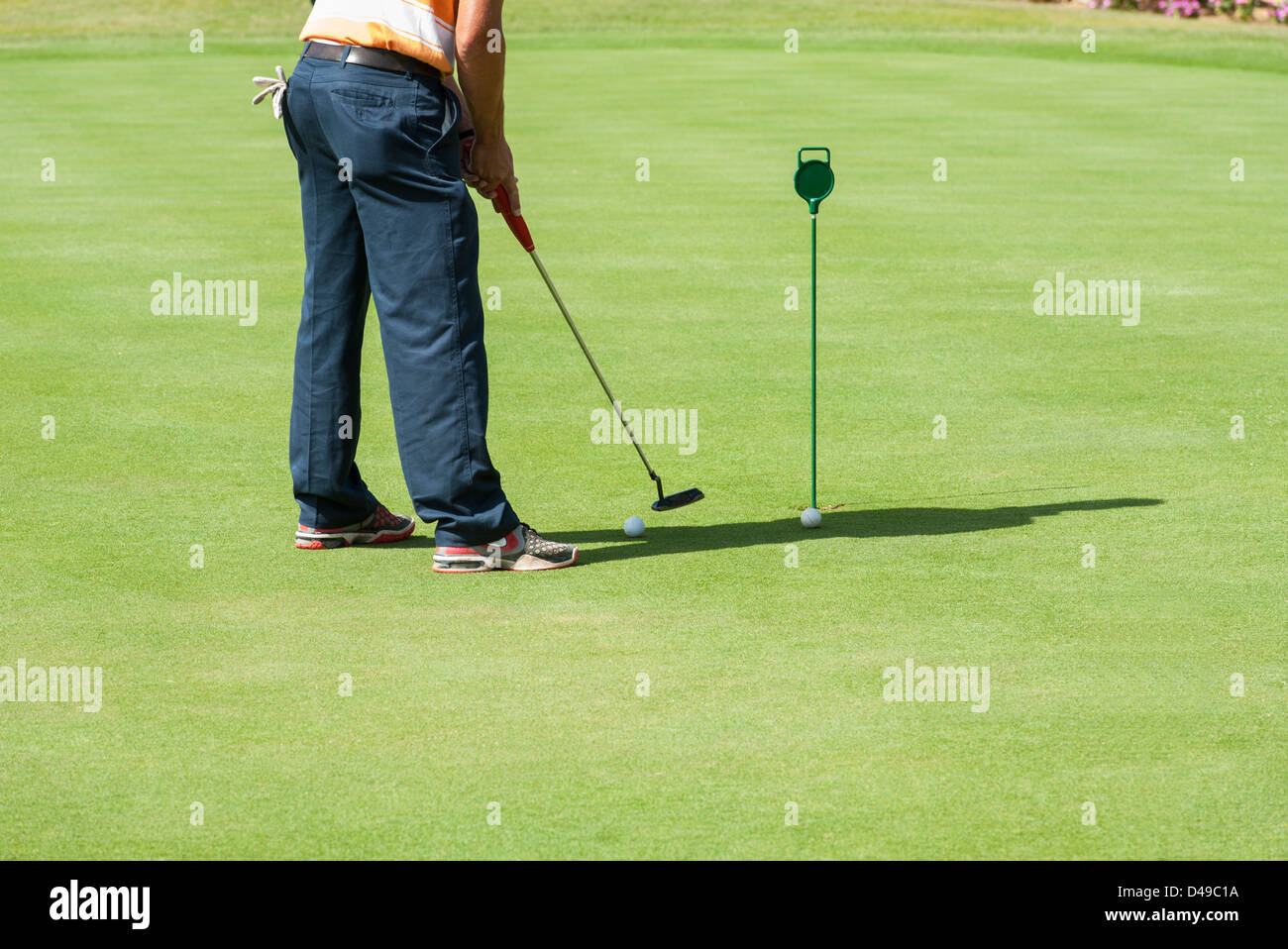 Male golfer sur un practice putting green Banque D'Images
