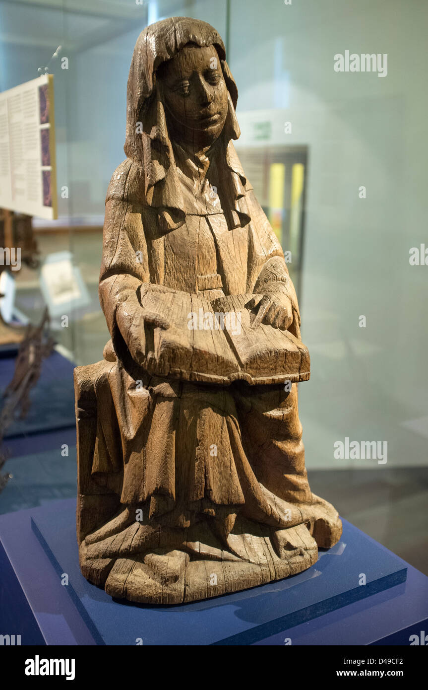 Statue en bois médiévale de Brigitte de Suède Banque D'Images
