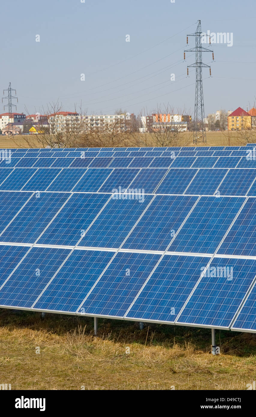 Lundenburg, République tchèque, panneaux solaires dans un champ Banque D'Images