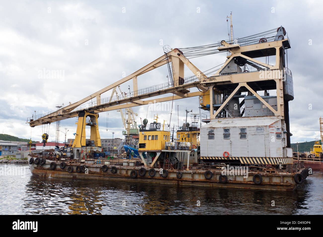 La grue flottante dans le port russe de Mourmansk Banque D'Images