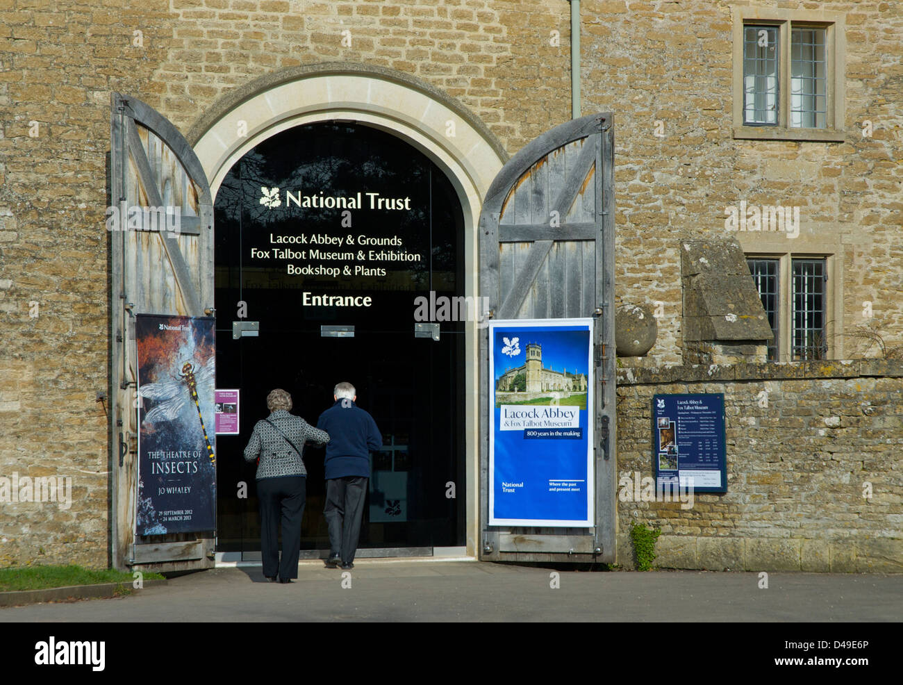 Couple à l'entrée de Musée de l'abbaye de Lacock et, dans le village de Lacock, Wiltshire, Angleterre, Royaume-Uni Banque D'Images